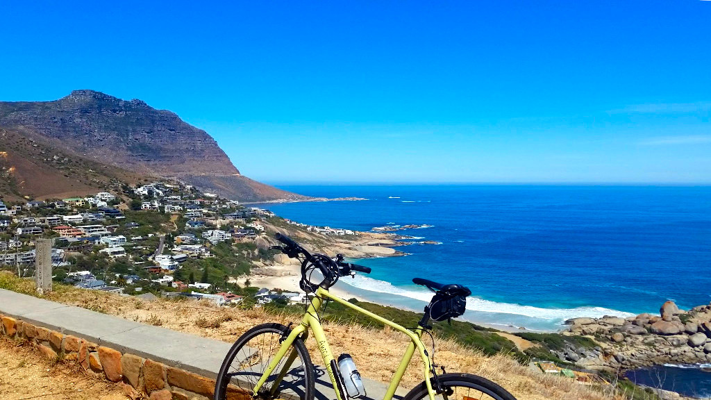 La beauté des paysages d'Afrique du Sud, admirables en cyclotourisme en faisant Cape-Town Kommetjie à vélo