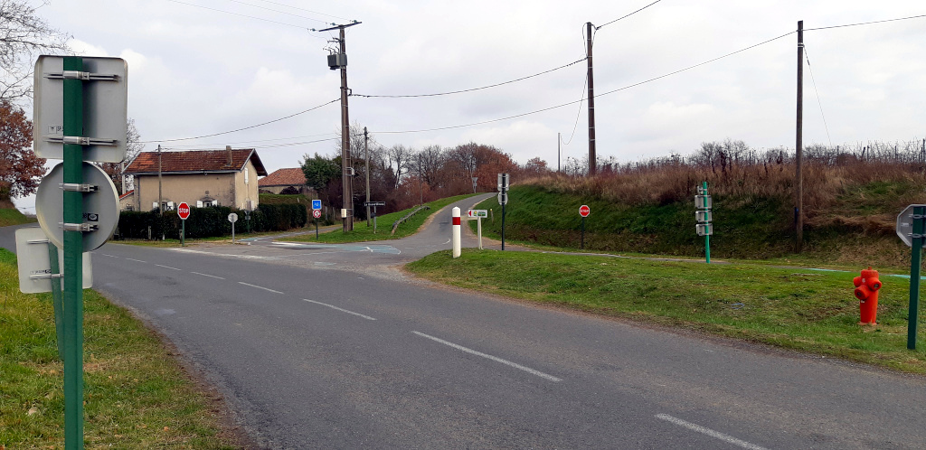 L'intersection où sortir de la voie verte Roger Lapébie pour rejoindre Saint-Emilion