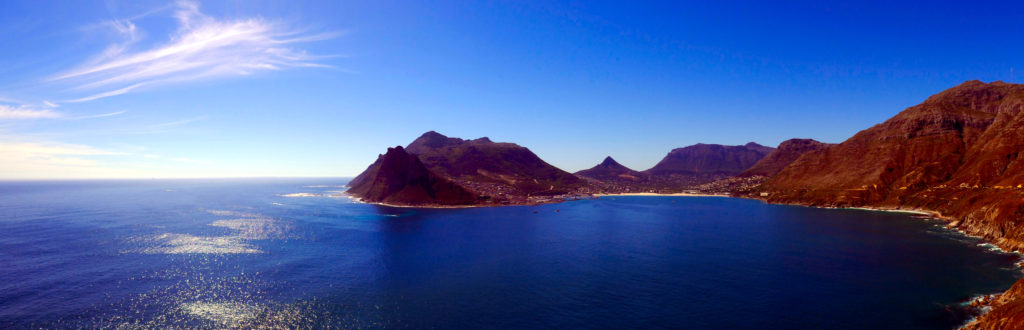 Hout Bay est encerclée de montagnes et d'océan, admirable en faisant Cape-Town Kommetjie à vélo