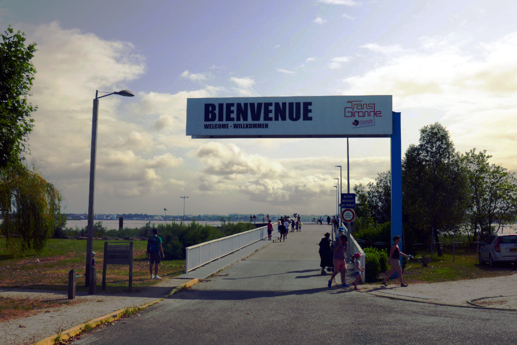 Bordeaux Jonzac à vélo via le bac de Lamarque. L'embarcadère et son panneau "bienvenue".