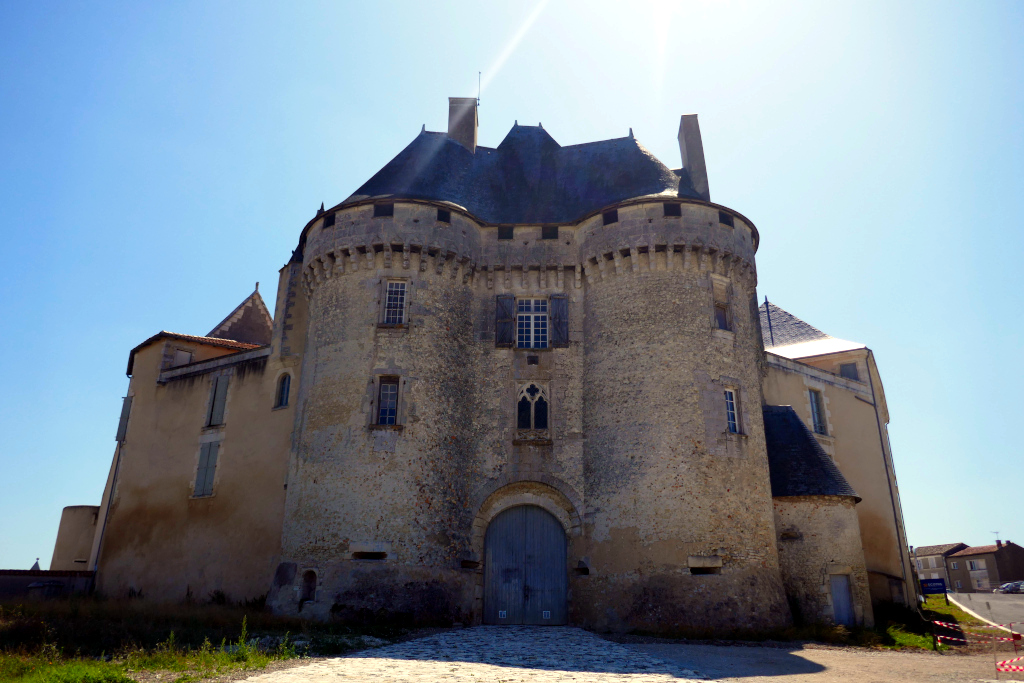 Le château de Barbezieux et sa façade Ouest imposante