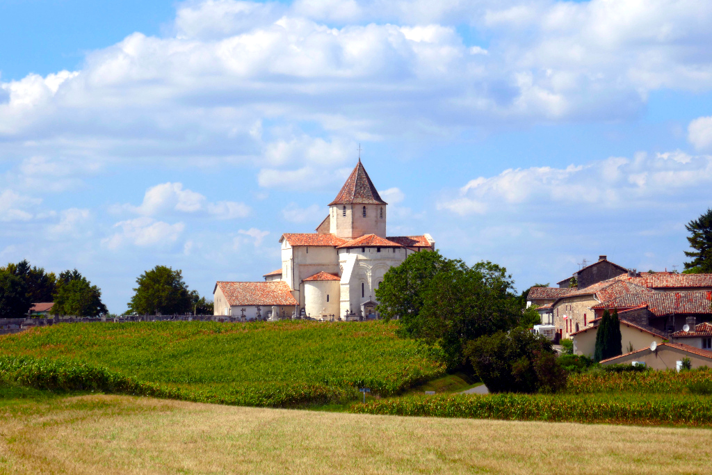 Une église fortifiée dominant des champs visible depuis la piste cyclable, à mi-chemin entre Barbezieux et Pouillac