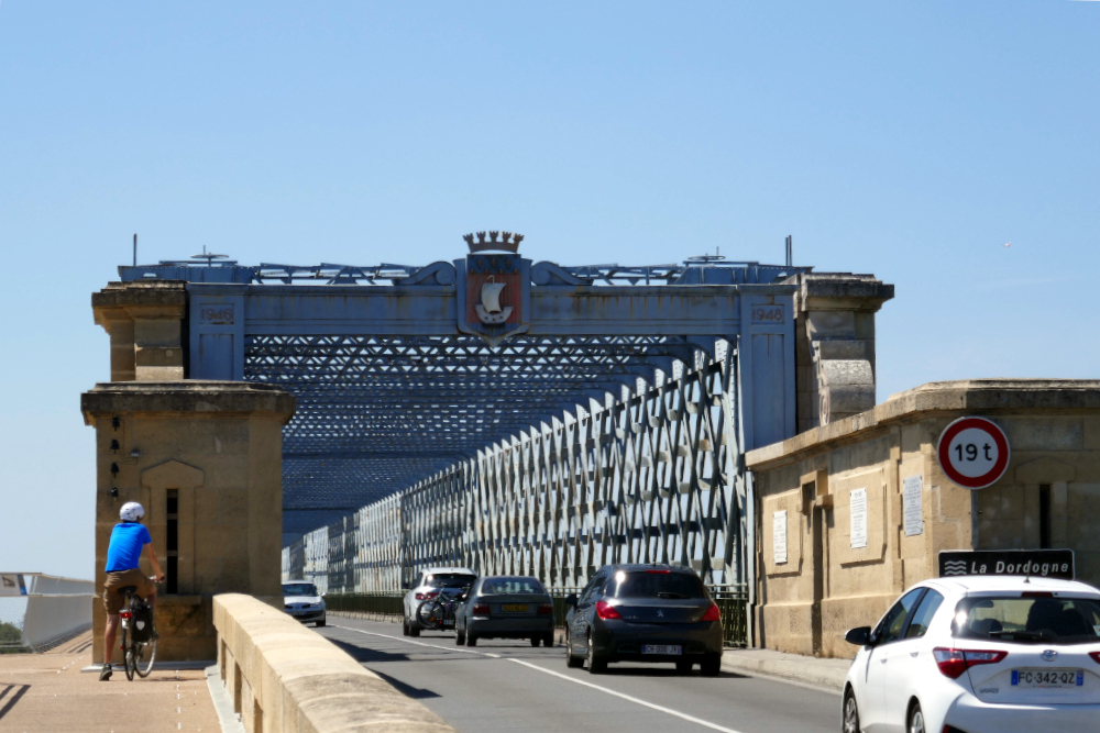 L'entrée du pont Gustave Eiffel, avec un cadre métallique devancé par des constructions en pierre. Un bon bout de chemin parcouru depuis Pouillac ! La piste cyclable continue sur la gauche, nous permettant de nous rapprocher de la fin de notre randonnée : Bordeaux.
