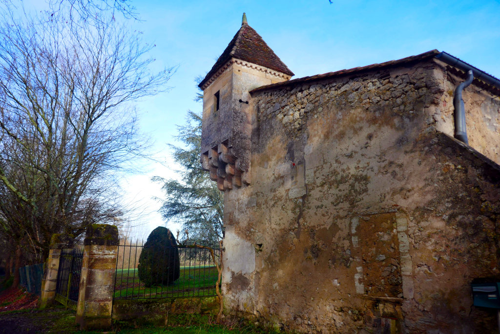 Une maison en pierre sur la route pour Saint-Emilion via Libourne