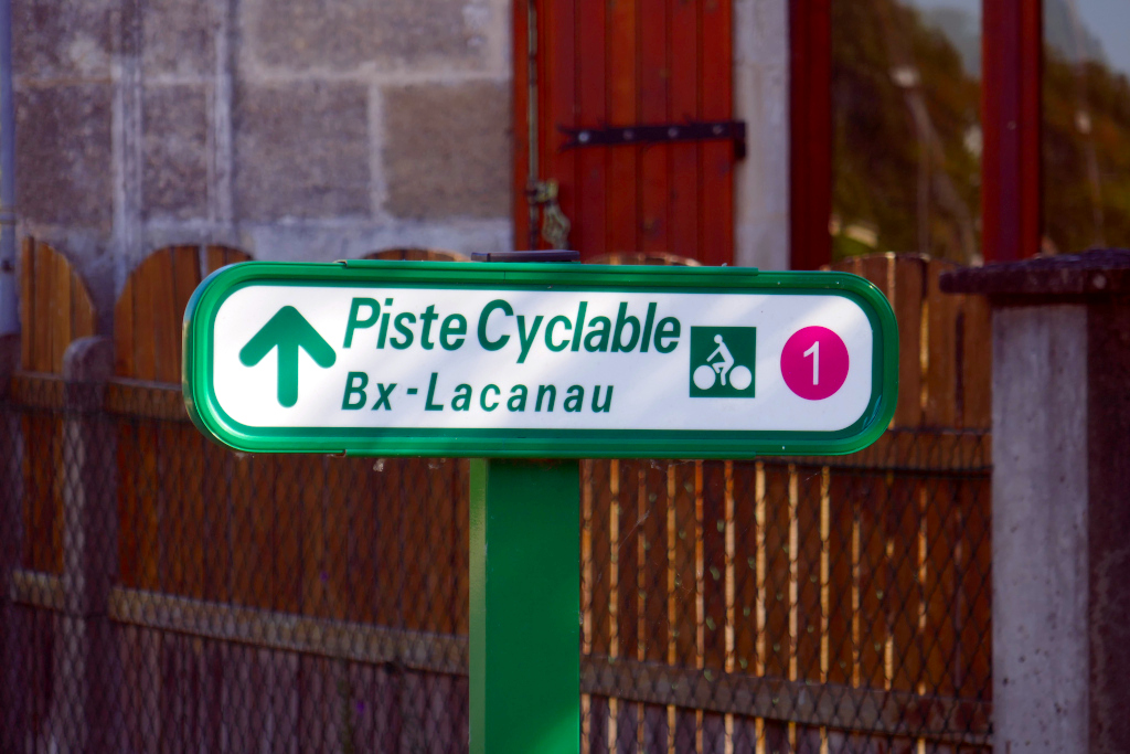 Panneau indiquant la piste cyclable Bordeaux Lacanau