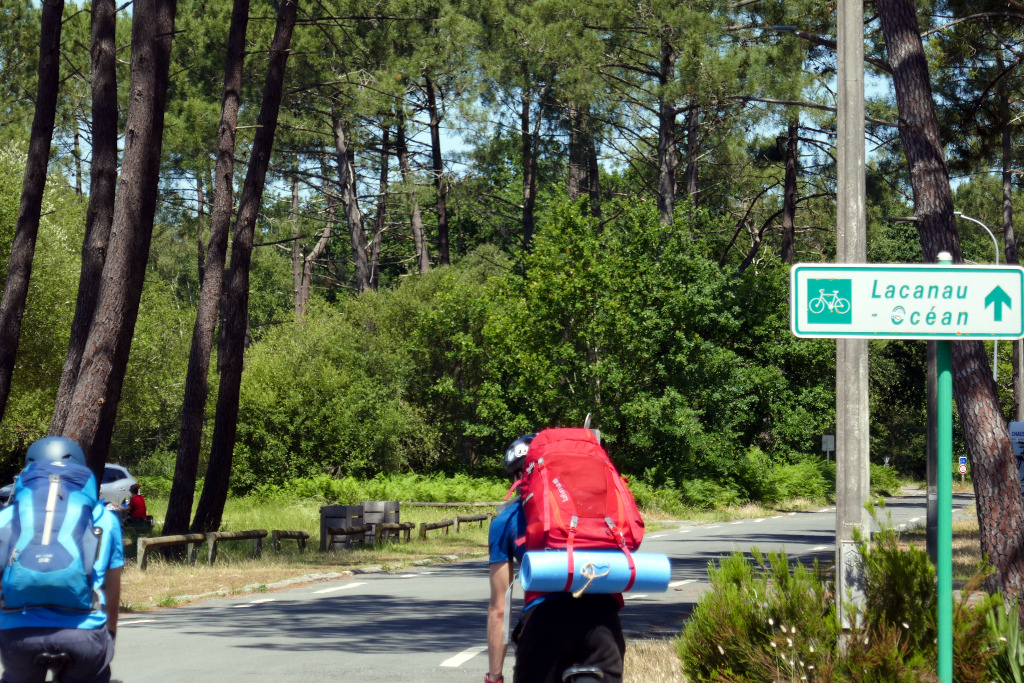 Suivez les flèches pour parcourir la piste cyclable Bordeaux Lacanau, qui vous emmène tout droit vers la Vélodyssée !