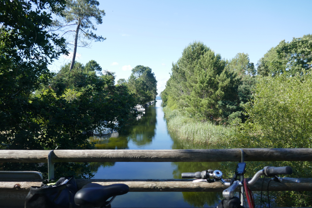 La Vélodyssée traverse le canal littoral des Landes