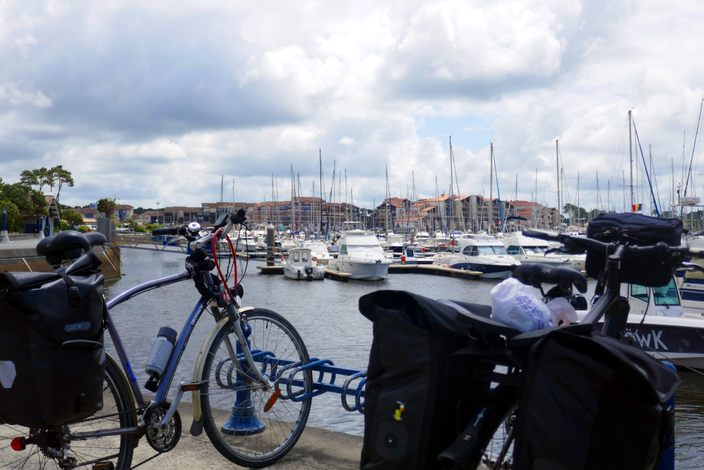 Les vélos regardent les bateaux du port de Capbreton sur la Vélodyssée