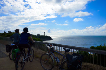 Vue sur le phare, à l'arrivée de l'itinéraire Vieux-Boucau - Biarritz à vélo