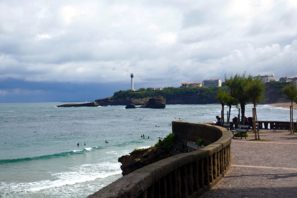 Le phare de Biarritz s'admire depuis une esplanade