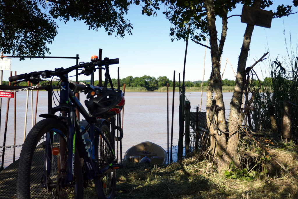En faisant Pauillac Bordeaux à vélo, ne manquez pas le port d'Issan