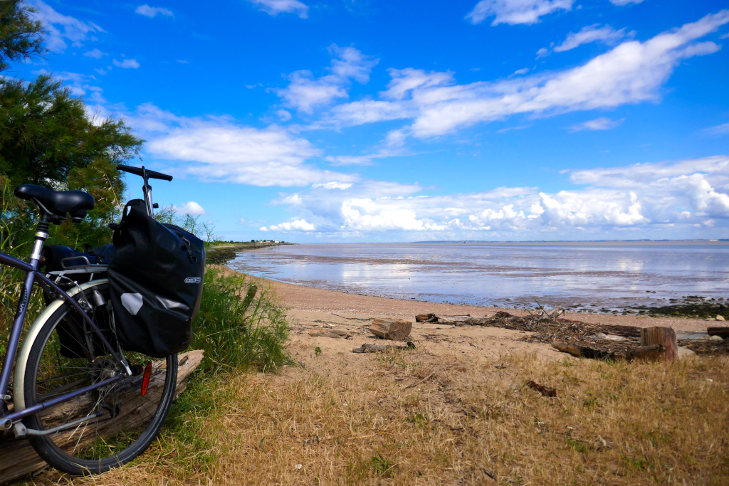 En balade à vélo, une petite plage cachée fait toujours son plus bel effet !