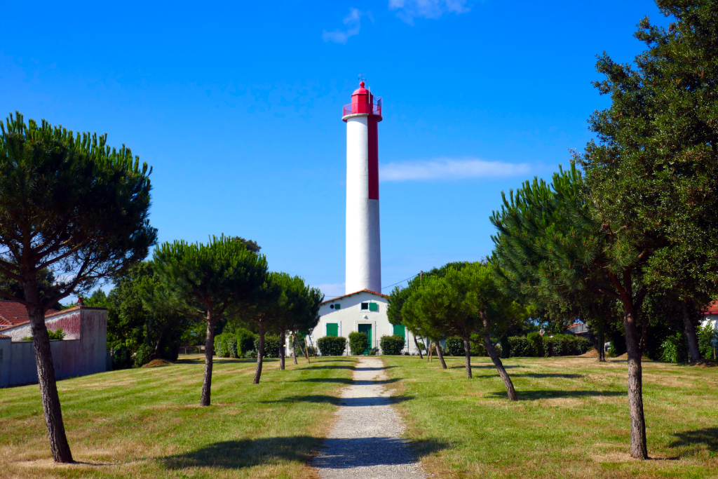Faites une pause sur l'itinéraire Royan Ile d'Oléron à vélo pour admirer le phare de Terre-Nègre