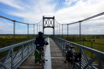 La Vélodyssée passe sous le pont suspendu de Tonnay-Charente