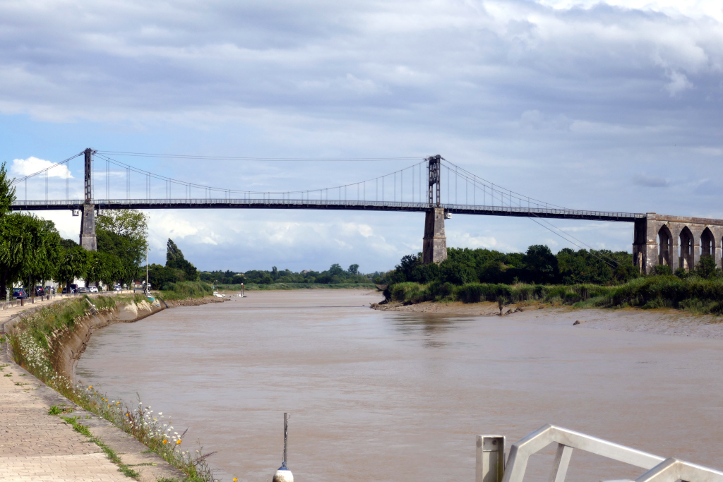 Seule une voie verte permet dorénavant d'emprunter le pont suspendu de Tonnay-Charente