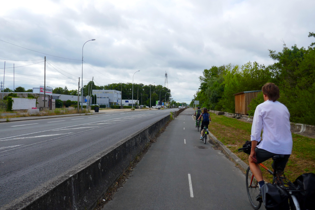 Pour rejoindre la piste cyclable Roger Lapébie, il faudra longer la Garonne et la route