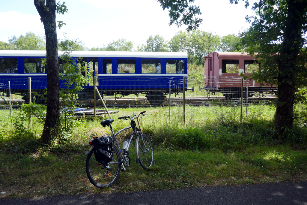 En bord de piste cyclable Roger Lapébie, les wagons du Train de la Sauve
