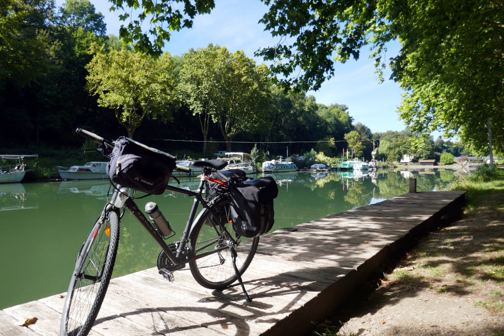 Petite pause devant les bateaux de Castets-en-Dorthe en partant faire La Réole Damazan à vélo