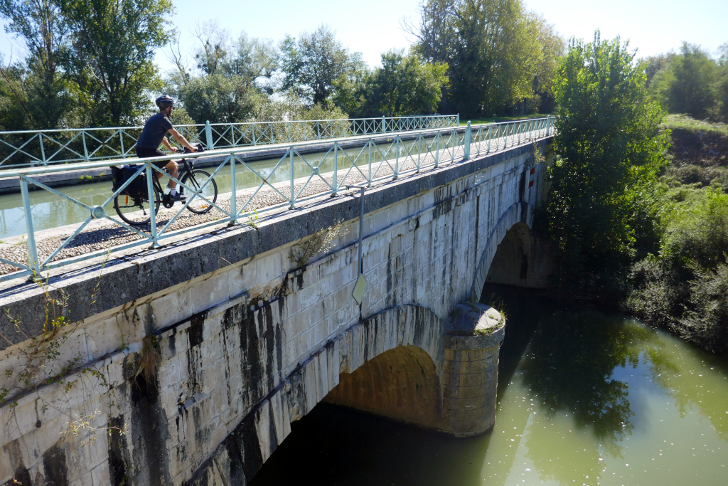 Le canal des 2 mers à vélo, c'est de nombreux ponts-canaux