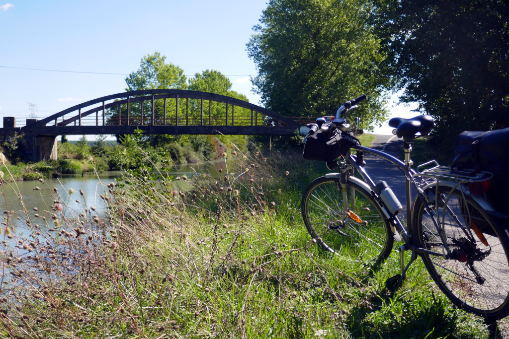 Des platanes, un canal, un pont, vous êtes bien sur l'itinéraire du Canal des 2 Mers à Vélo !