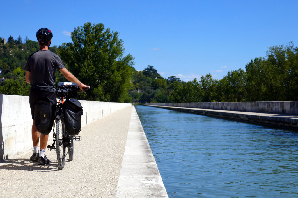 Traversée du pont-canal d'Agen, monument de l'itinéraire du Canal des 2 Mers à vélo