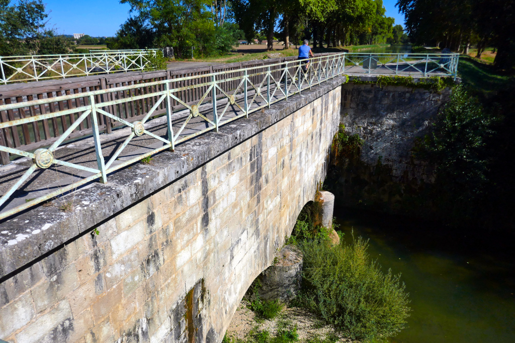 Le pont-canal sur la Barguelonne, l'occasion d'une belle balade à vélo le long du Canal de Garonne !