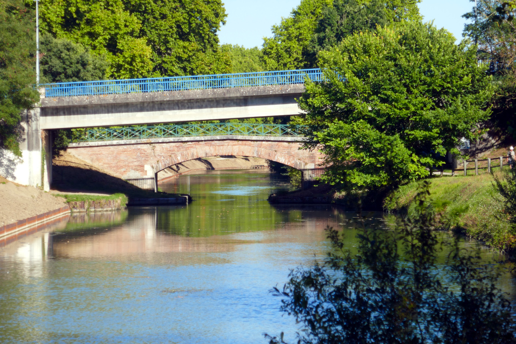 Plus vous approcherez de Toulouse, plus votre route le long du Canal de Garonne à vélo vous fera croiser des ponts parés de belles briques roses