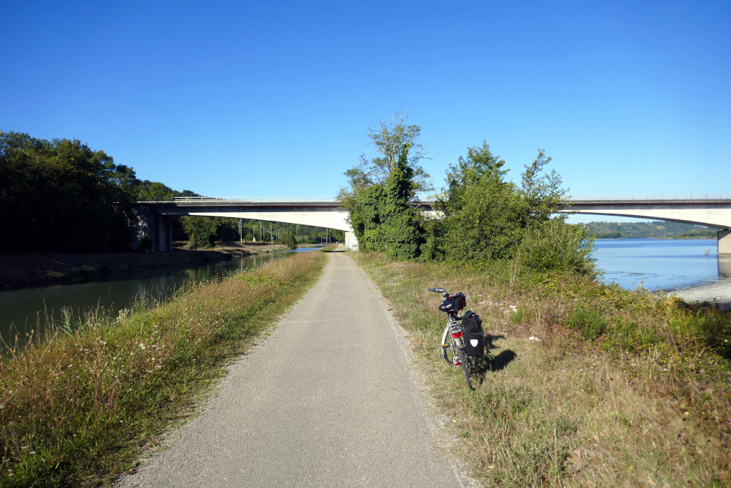 La piste cyclable du canal des 2 mers à vélo, entre Canal de Garonne et Garonne