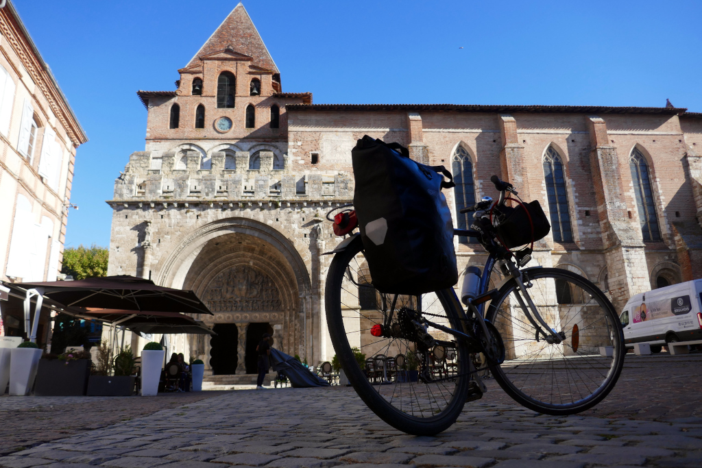 En commençant l'itinéraire de Moissac à Toulouse à vélo, prenez le temps de visiter l'abbaye Saint-Pierre