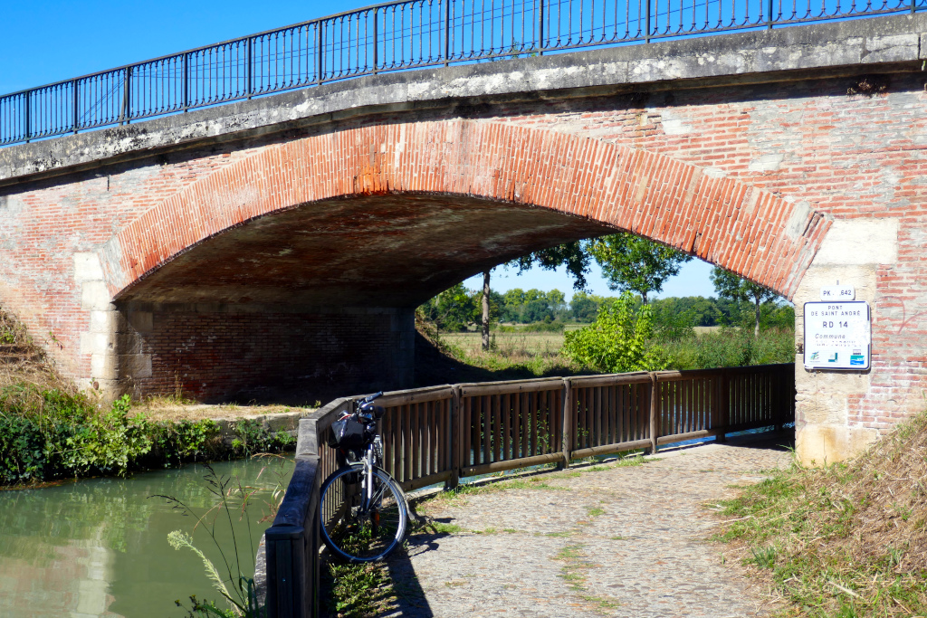 Un des nombreux ponts que vous rencontrerez sur la piste cyclable du canal des 2 mers à vélo
