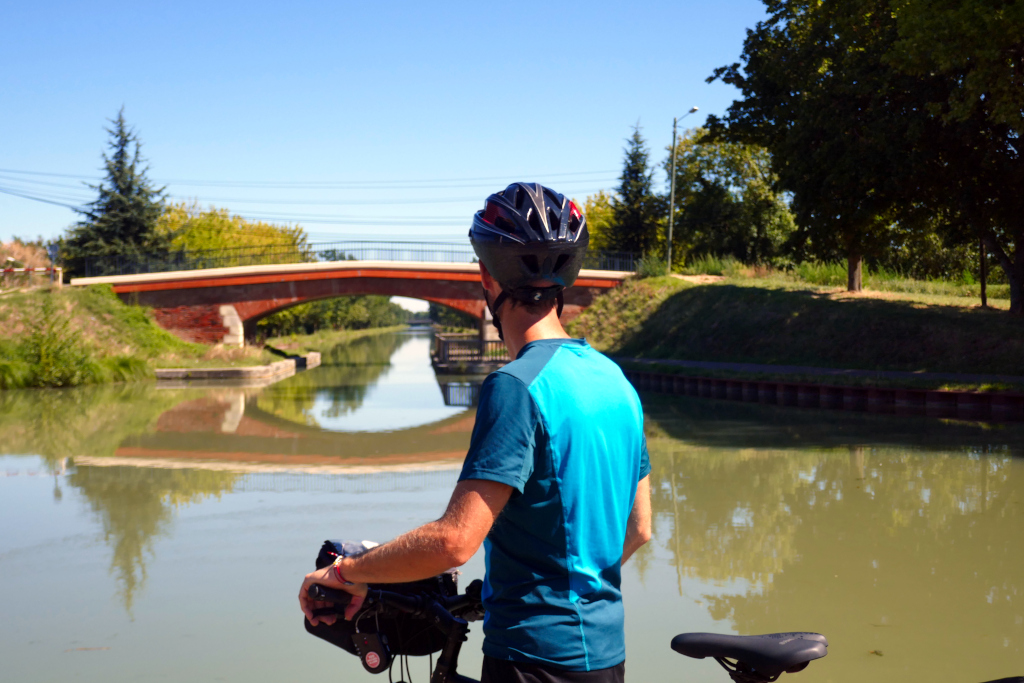 En allant de Moissac à Toulouse à vélo, vous pouvez choisir de faire un crochet vers Montauban le long du canal de Montech