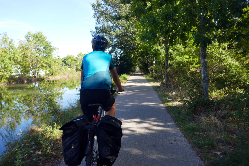 De Moissac à Toulouse à vélo, la végétation aide souvent à se protéger du soleil !