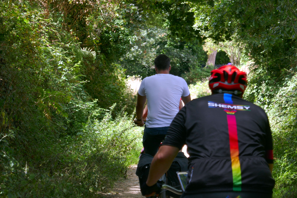 Un joli chemin de terre pour aller de Vannes à Carnac à vélo