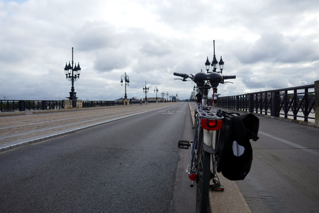 Le pont de pierre, point de départ de l'itinéraire Bordeaux Toulouse à vélo