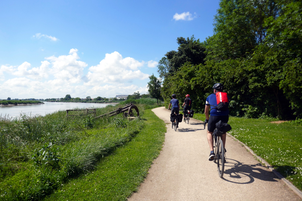 L'itinéraire commence à Rochefort en longeant la Charente à vélo
