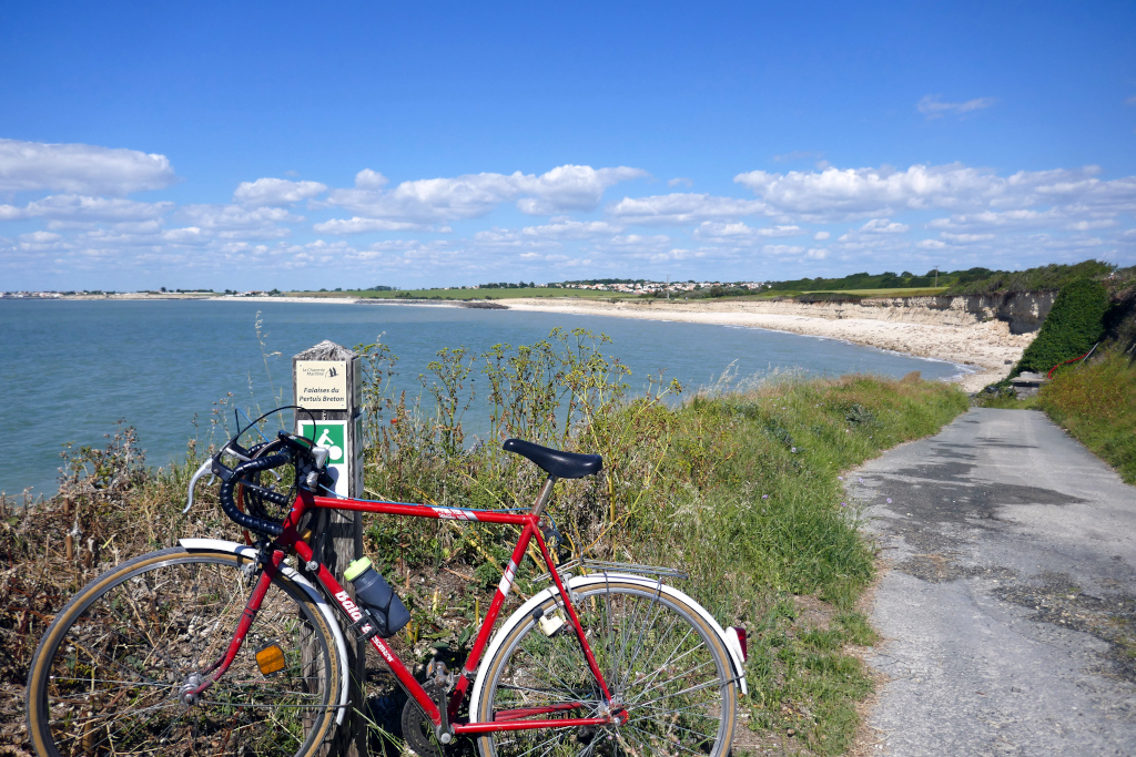 Rochefort Ile de Ré à vélo et ses falaises du Pertuis Breton qui méritent clairement le détour