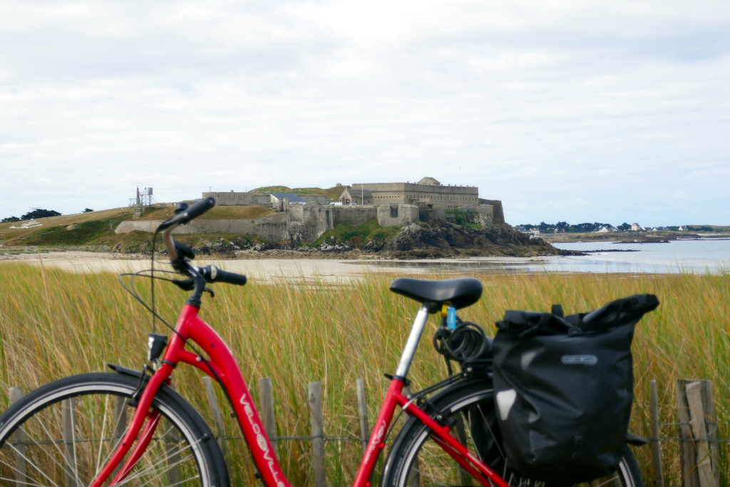 Un vélo et le fort de Penthièvre