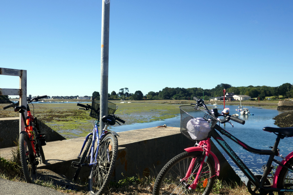 Concarneau Plomeur à vélo passe au bord de l'eau