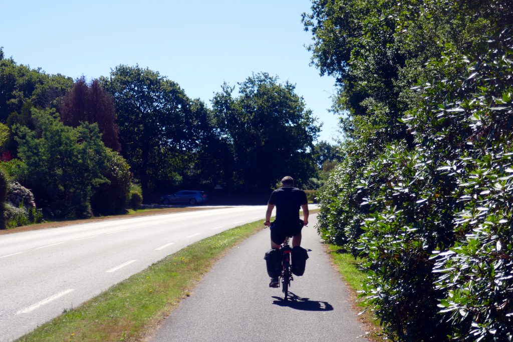 Concarneau Plomeur à vélo le long de la route, sur une piste cyclable