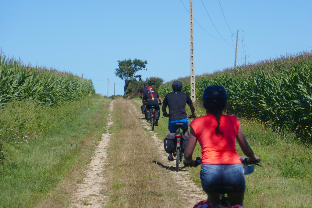 La Pointe du Raz à vélo se fait aussi sur des chemins de terre entre les champs de maïs