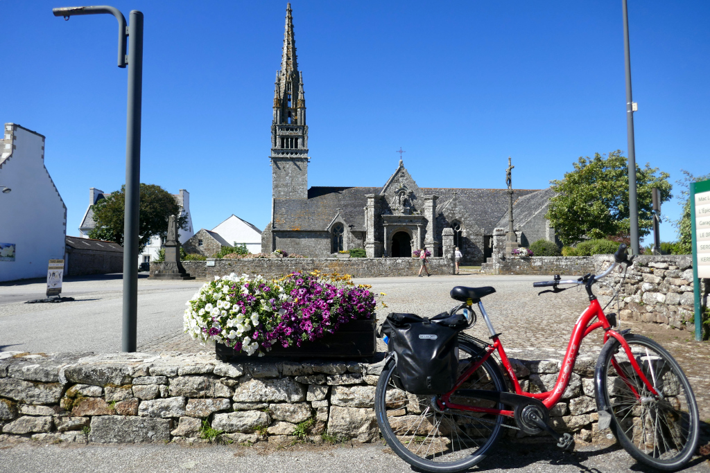 Cyclotourisme avec l'église Notre-Dame de la Clarté et Saint-Budoc en attendant les autres cyclotouristes