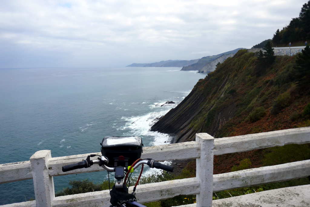 La côte basque espagnole à vélo de Zumaia à Lekeitio se jette de façon abrupte dans l'océan