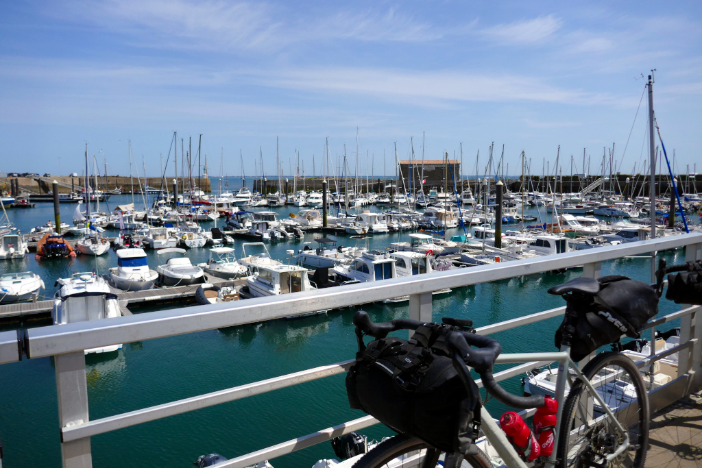 Cyclotourisme et sacoches sur les vélos pour admirer le port de l'Herbaudière
