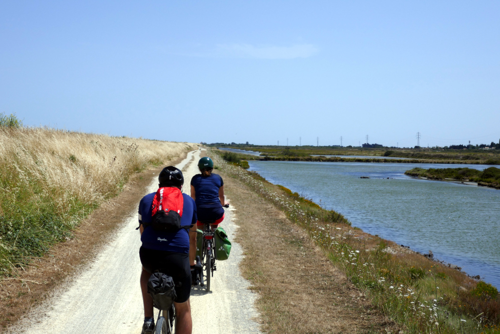 Ile de Noirmoutier à vélo avec ses chemins entre digue et marais