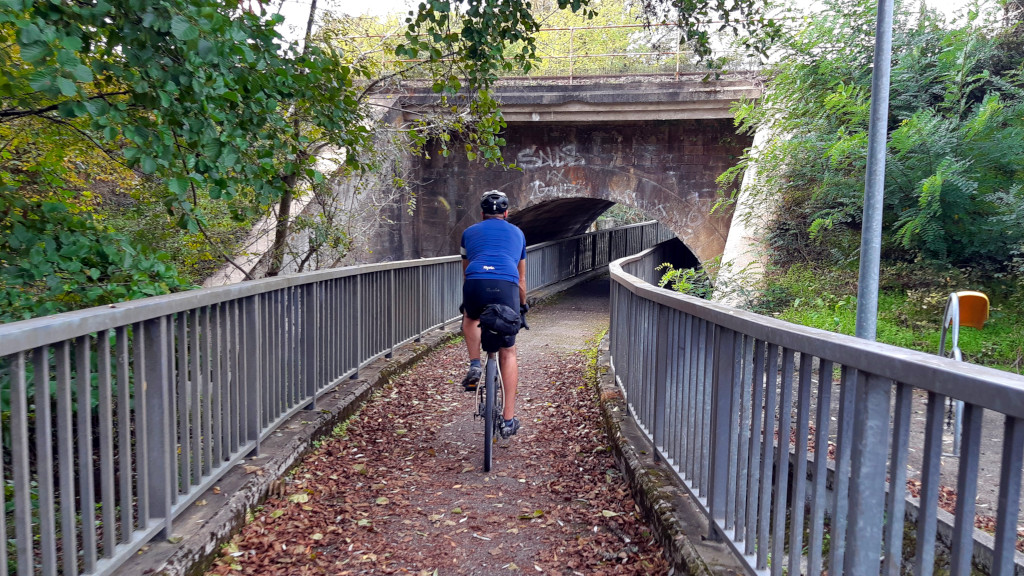 Le voyage à vélo réserve parfois des surprises avec ce chemin sous la voie ferrée