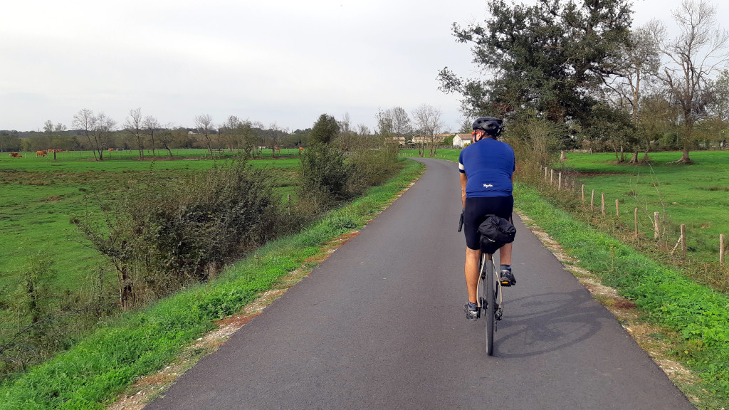 Libourne Ménesplet à vélo au milieu de la campagne