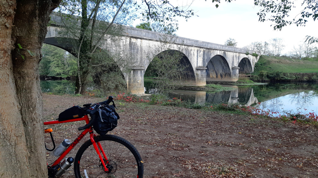 Voyager à vélo permet d'admirer le pont du Pizou sur l'Isle