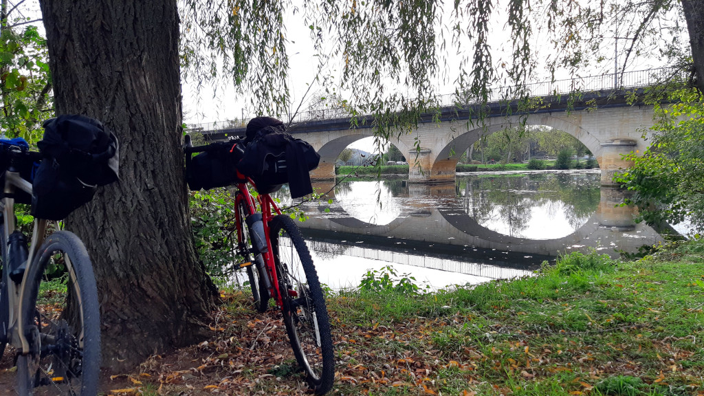 Ménesplet Périgueux à vélo et le pont de Saint-Léon-sur-l'Isle