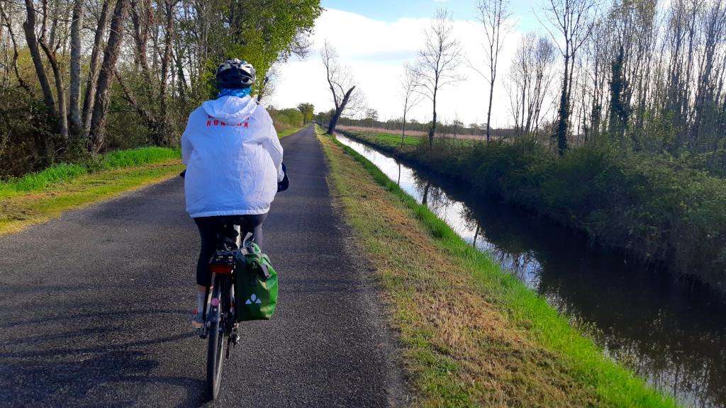 Cyclotourisme en bord de canal