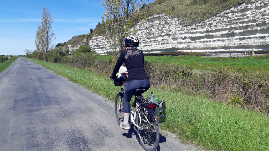 Faire du vélo le long des falaises de calcaire